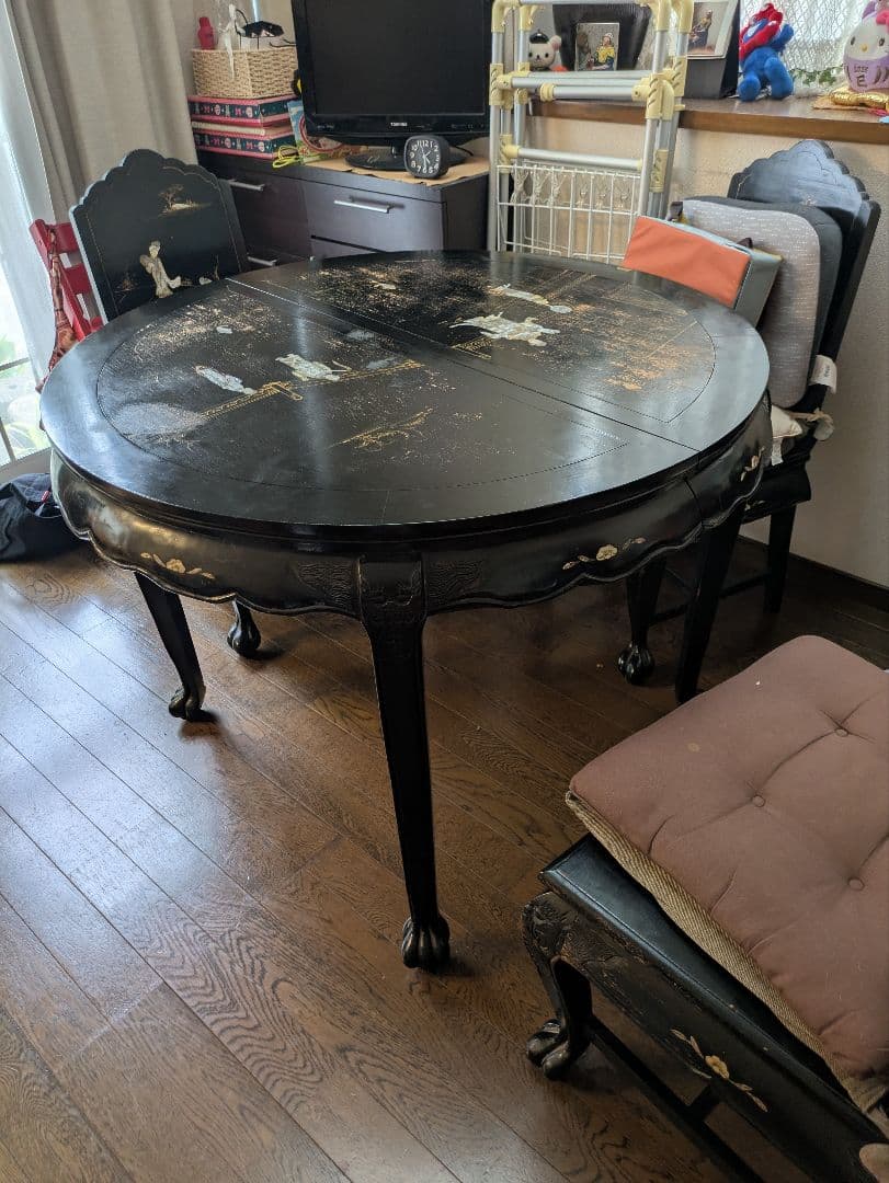 ガ*)様 【賀】黒色漆塗り 円形座卓 金箔装飾　中国