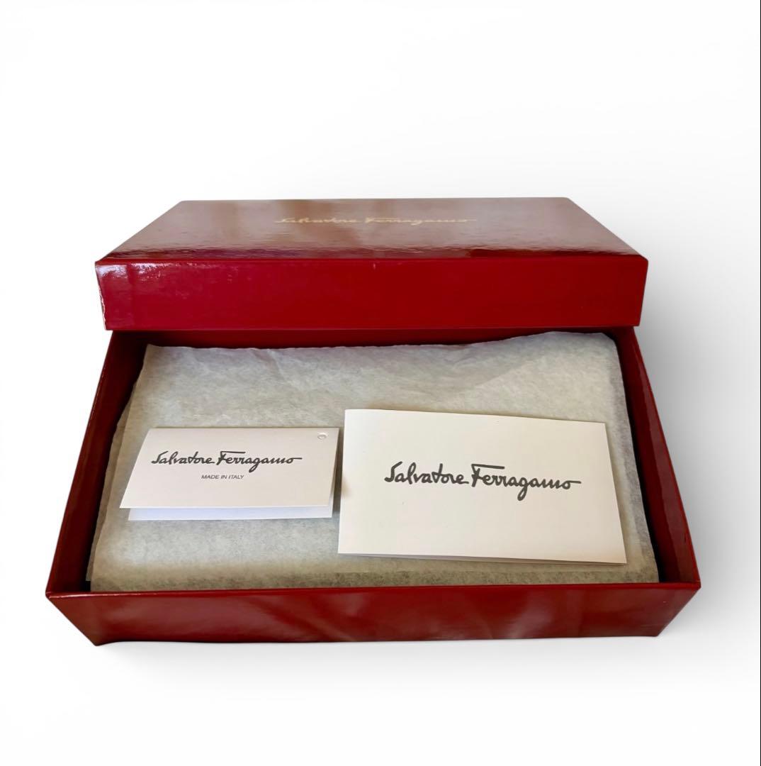 新品未使用 フェラガモ ガンチーニ 留め具 長財布 オーストリッチ 本革