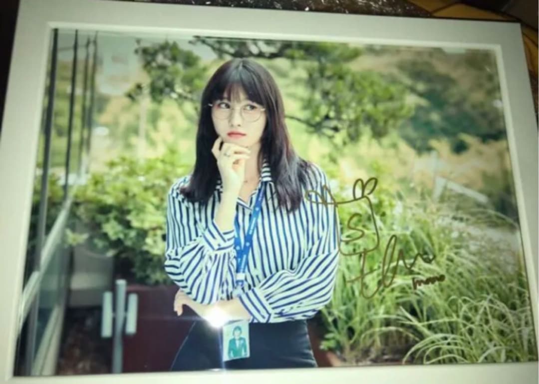 TWICE モモ　サイン　直筆 A4写真　フレーム付き　バラ売り