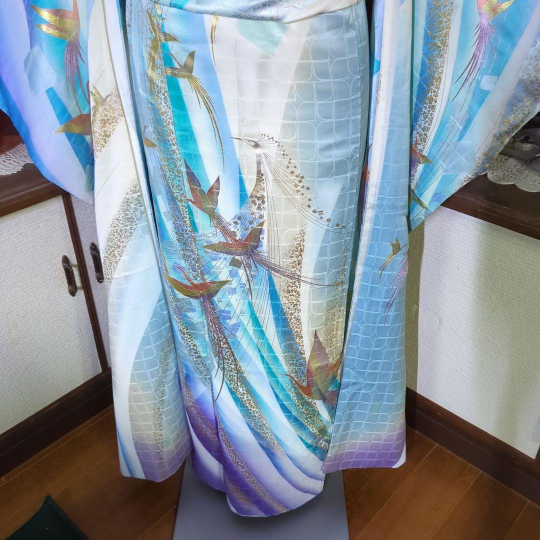 地紋が浮き立つ暈し地に鳳凰が舞い飛ぶ、華麗な美しさの振り袖です