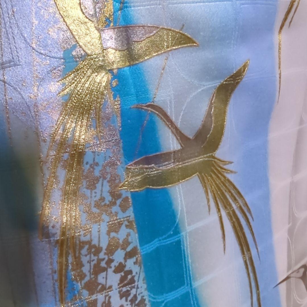 地紋が浮き立つ暈し地に鳳凰が舞い飛ぶ、華麗な美しさの振り袖です