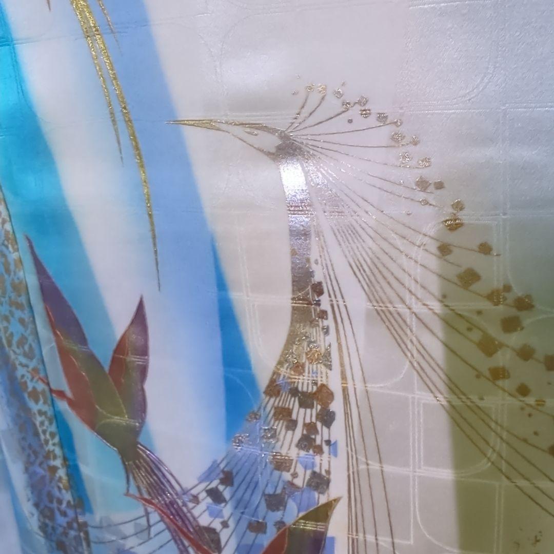 地紋が浮き立つ暈し地に鳳凰が舞い飛ぶ、華麗な美しさの振り袖です