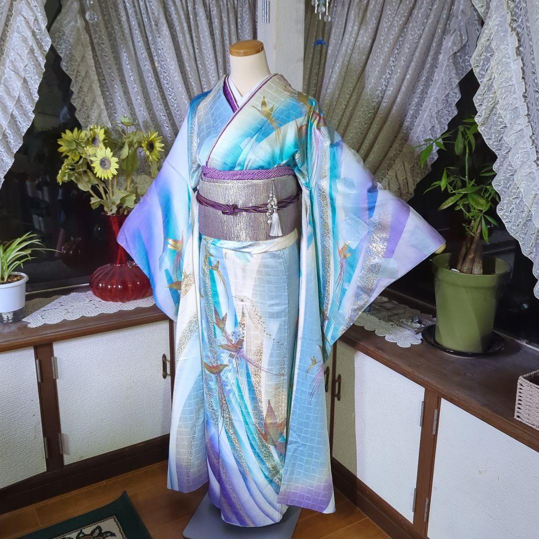 地紋が浮き立つ暈し地に鳳凰が舞い飛ぶ、華麗な美しさの振り袖です