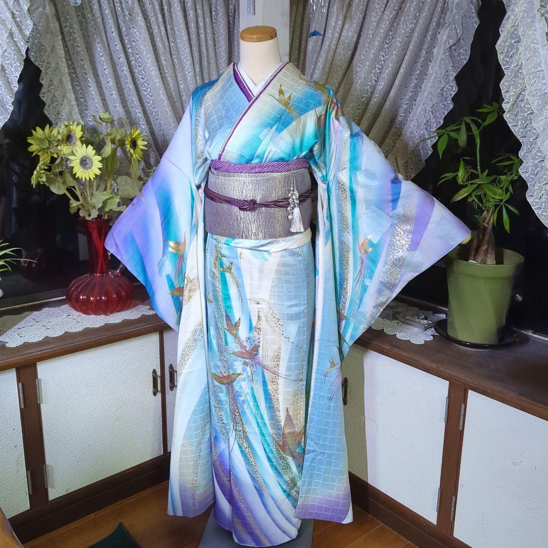 地紋が浮き立つ暈し地に鳳凰が舞い飛ぶ、華麗な美しさの振り袖です