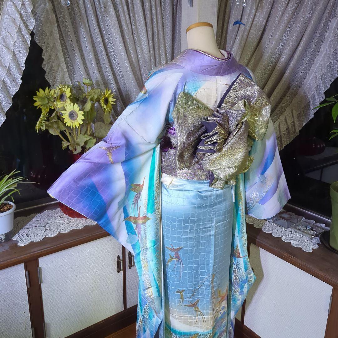 地紋が浮き立つ暈し地に鳳凰が舞い飛ぶ、華麗な美しさの振り袖です