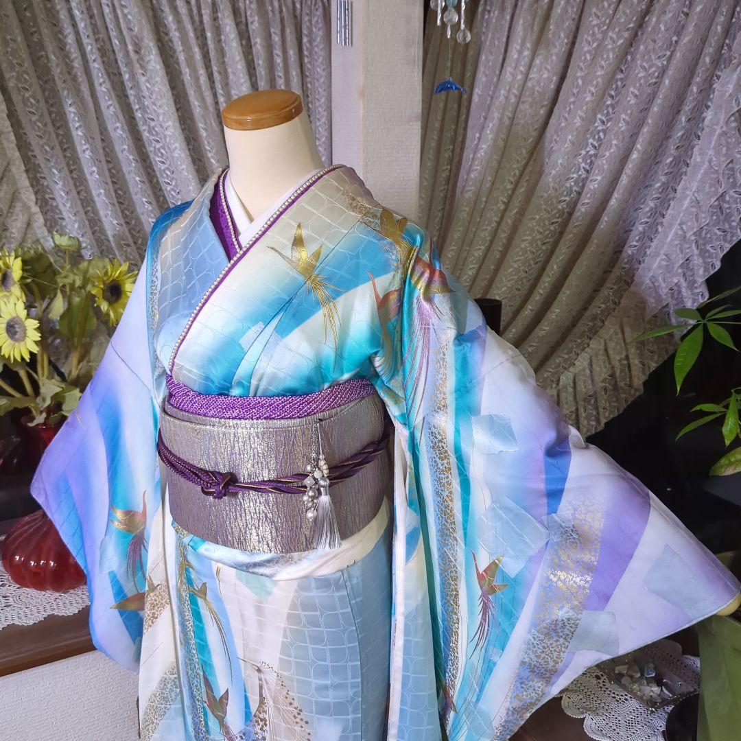 地紋が浮き立つ暈し地に鳳凰が舞い飛ぶ、華麗な美しさの振り袖です