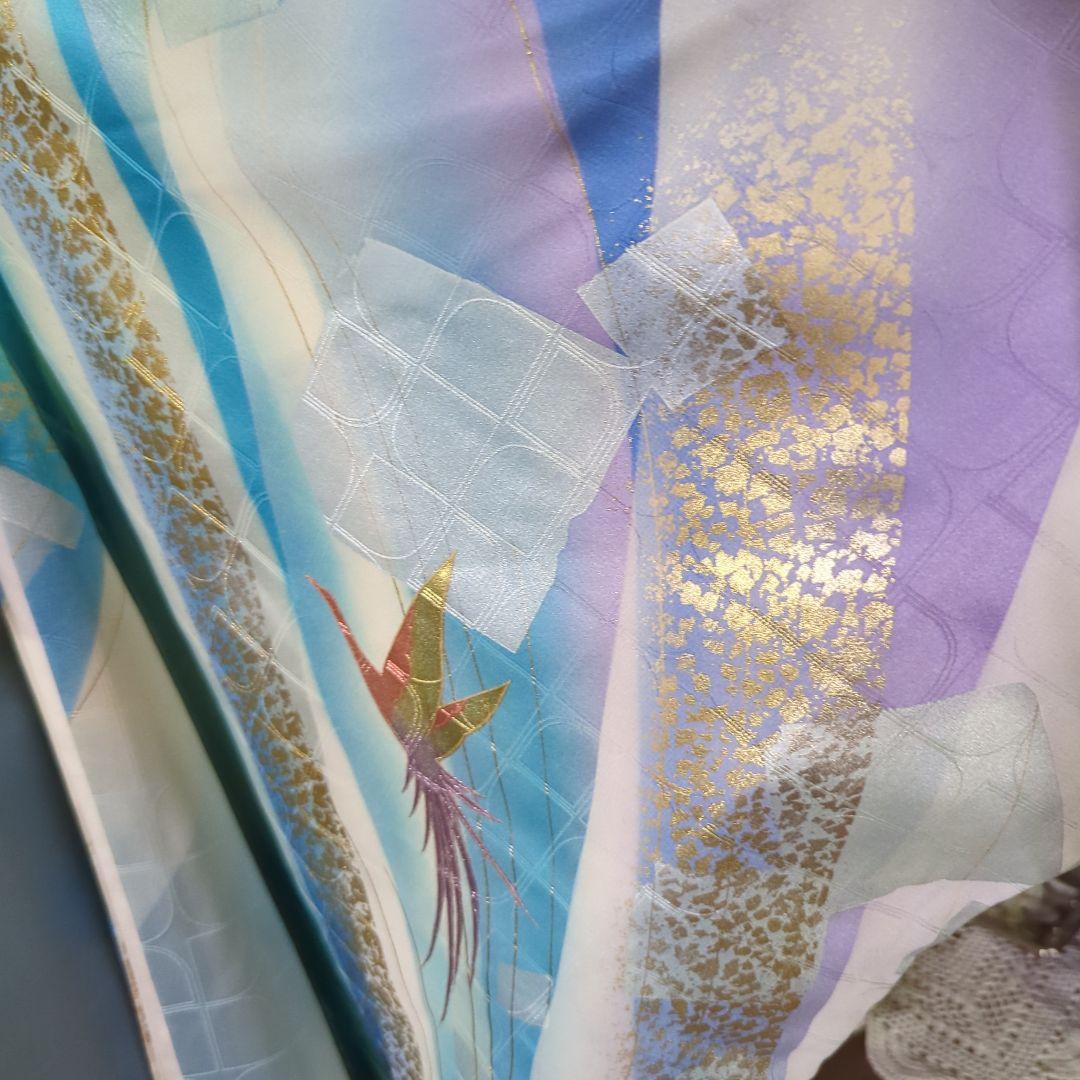 地紋が浮き立つ暈し地に鳳凰が舞い飛ぶ、華麗な美しさの振り袖です