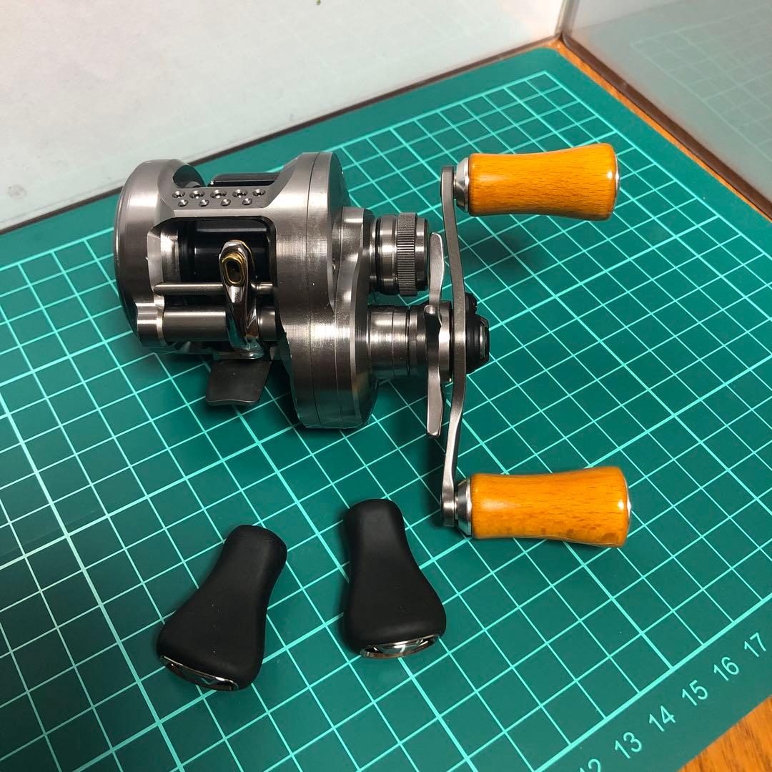 【シマノ 23 カルカッタ コンクエスト BFS XG　左　ウッドノブ交換済】