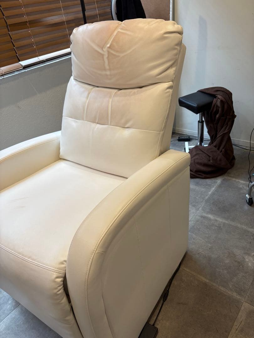 電動施術チェア SISTA-シスタ-ホワイト 【取引成立商品】