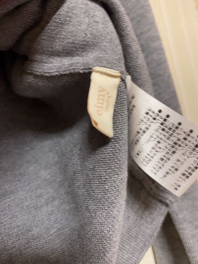 グレーの長袖ポロシャツ