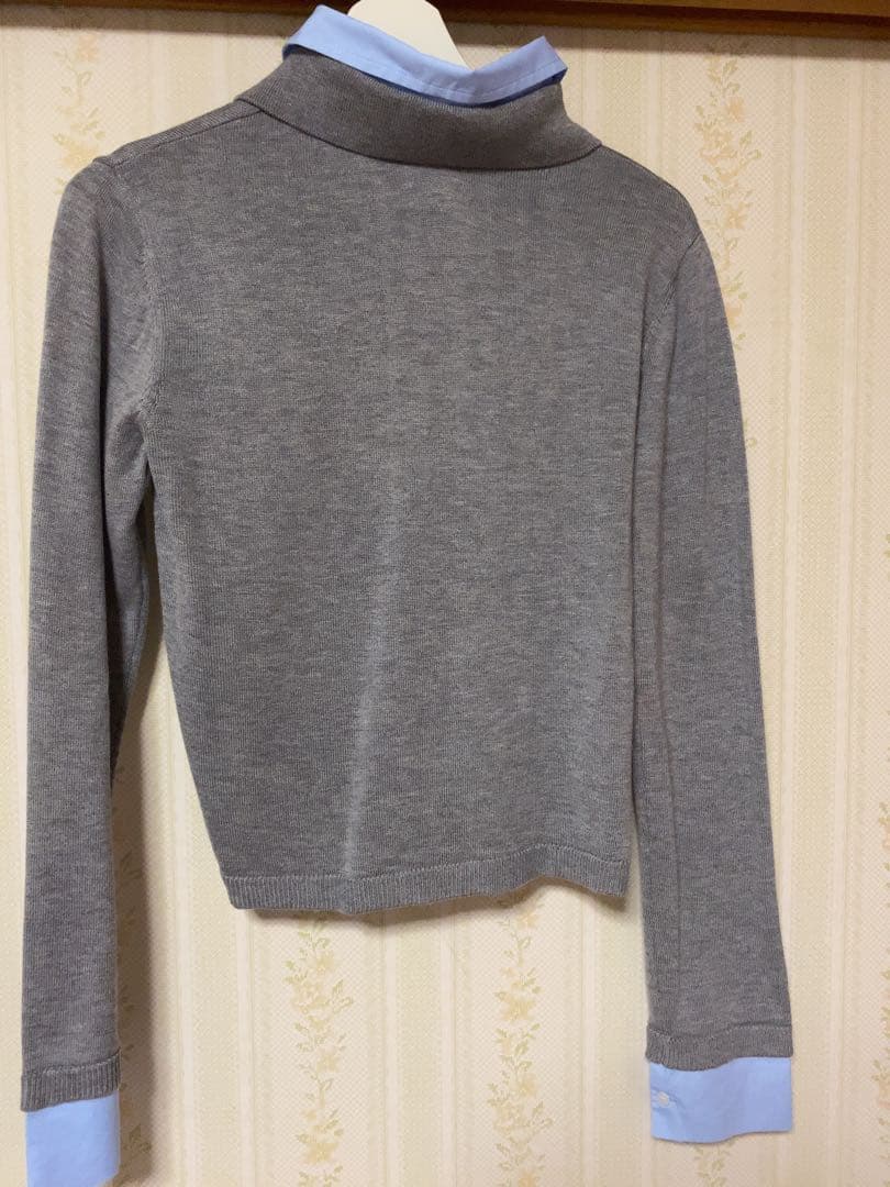 グレーの長袖ポロシャツ