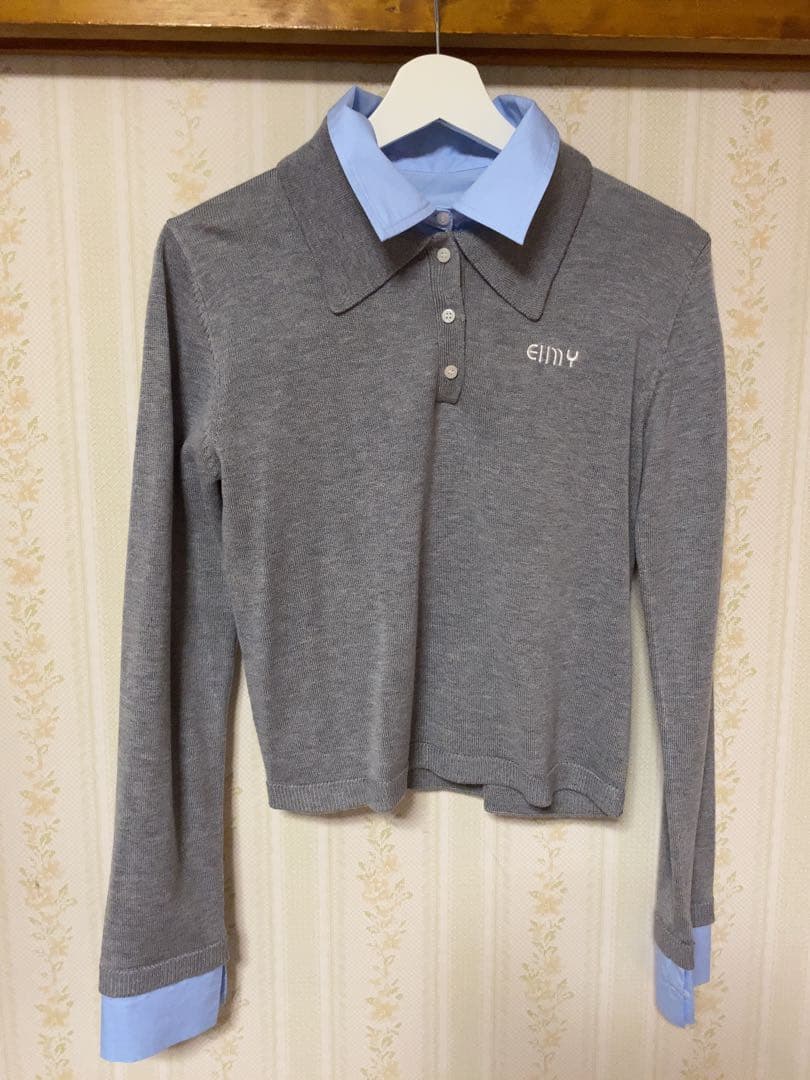 グレーの長袖ポロシャツ