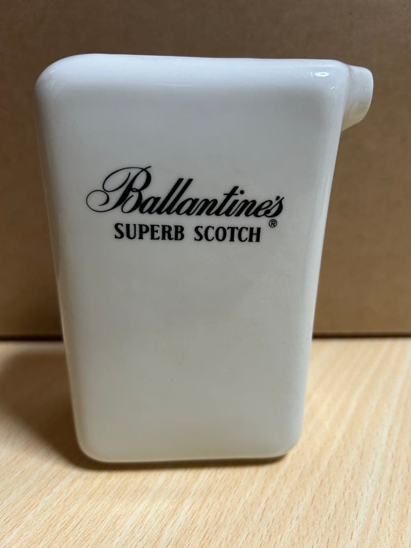 Ballantines アタッシュケース、化粧瓶、水差し、フォト ニュース