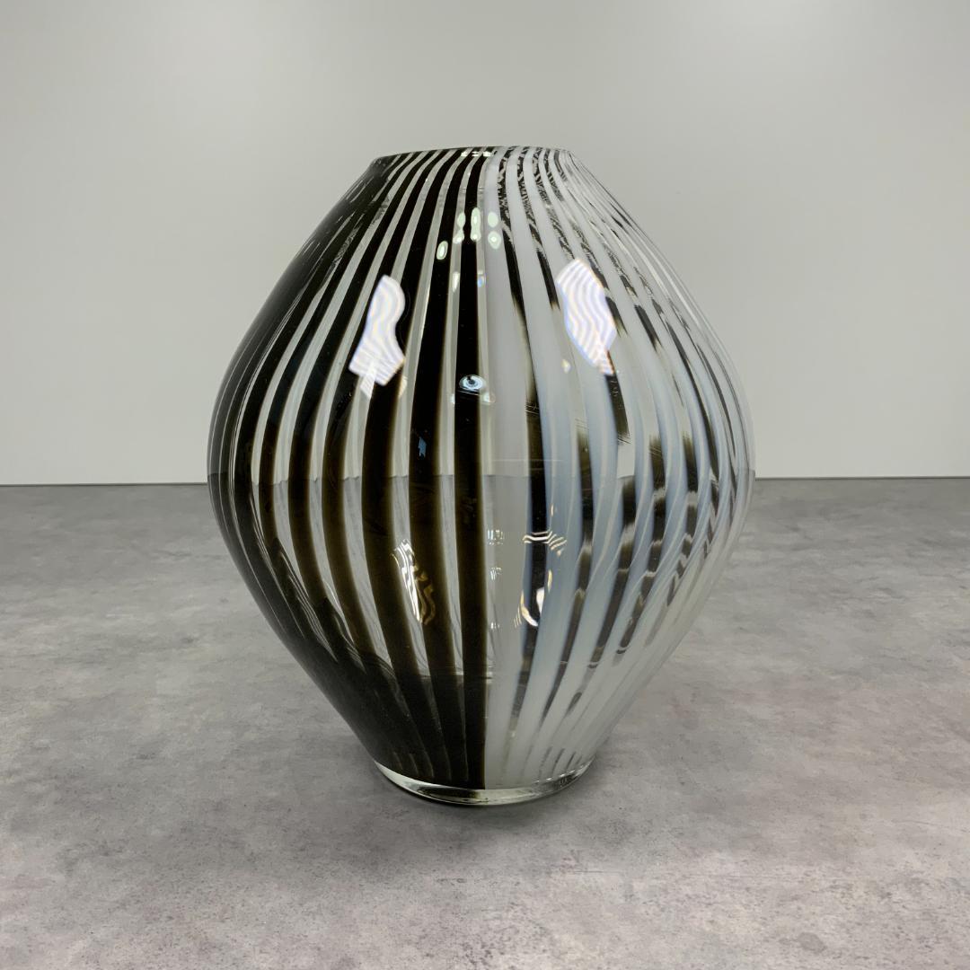 ヴィンテージ ブラック×ホワイト ガラス ベース ストライプ 花器 花瓶