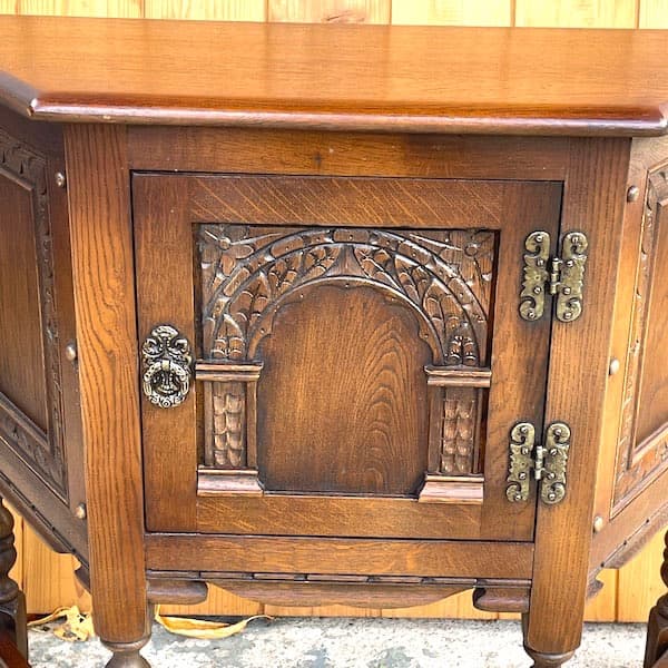 イギリスオールドチャーム　サイドボード　キャビネット　台形　花台