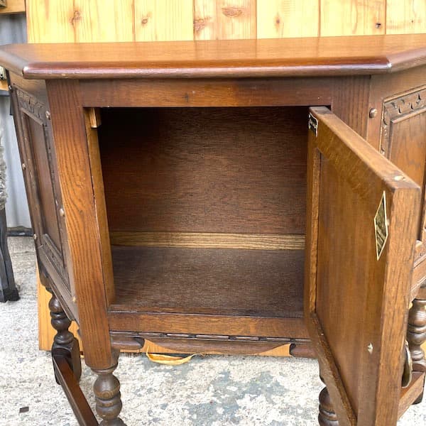 イギリスオールドチャーム　サイドボード　キャビネット　台形　花台