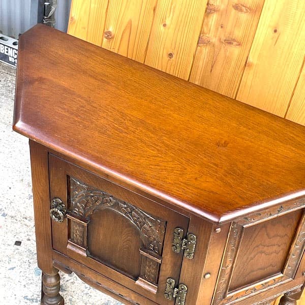 イギリスオールドチャーム　サイドボード　キャビネット　台形　花台