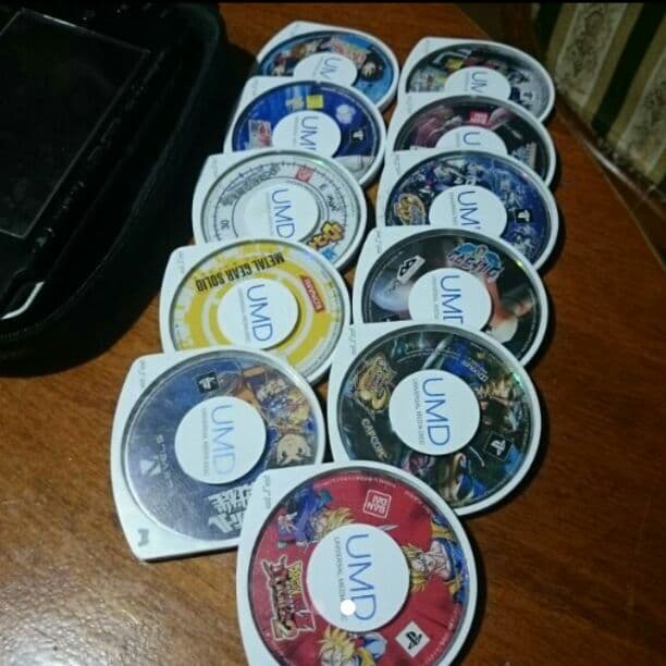 PSP 本体 ＋ カセット多数＋ケース