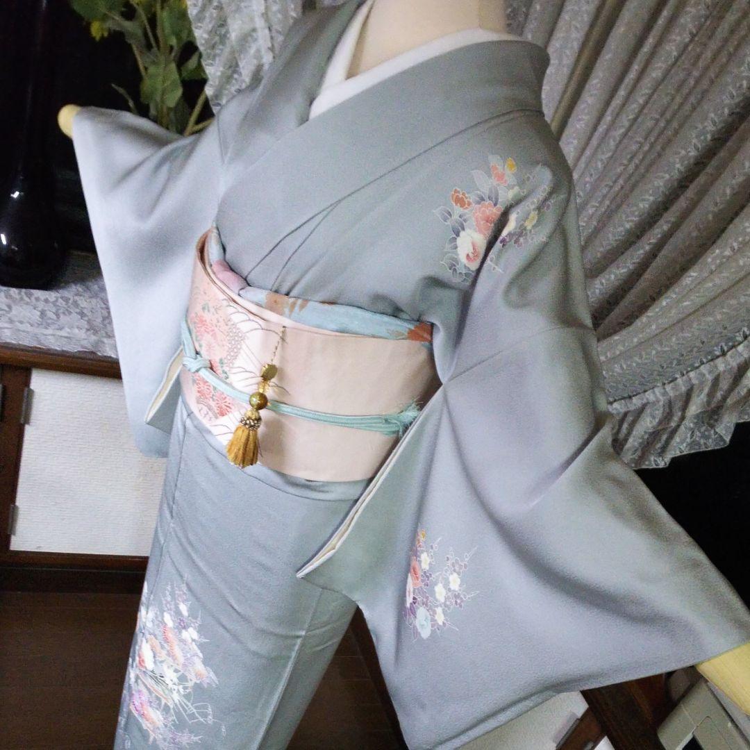 灰水色の綸子地に美しい花が咲く正絹訪問着です