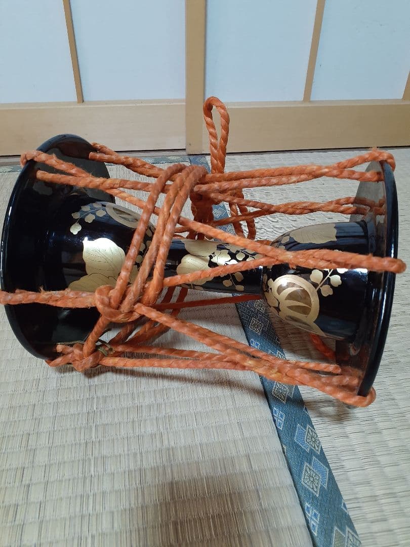 伝統的な和楽器 鼓 黒と金の装飾