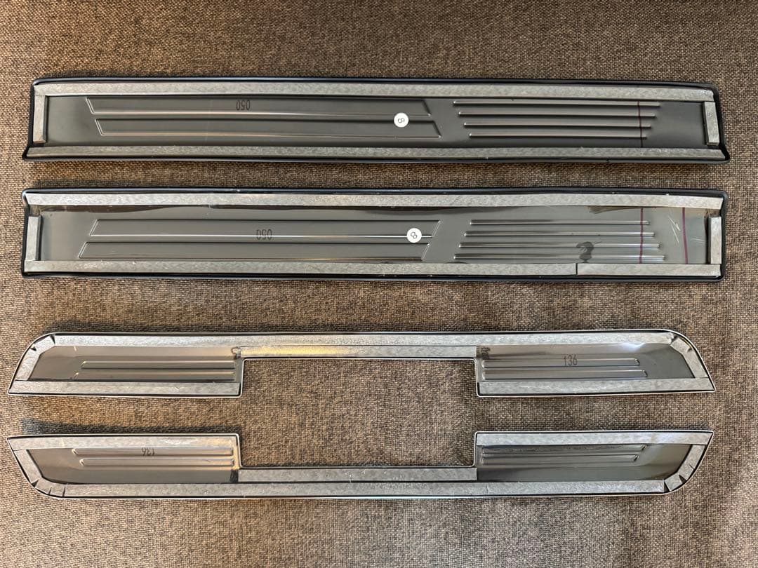 クラウンスポーツ サイドステップ　スカッフプレート フロント・リア 8Pセット