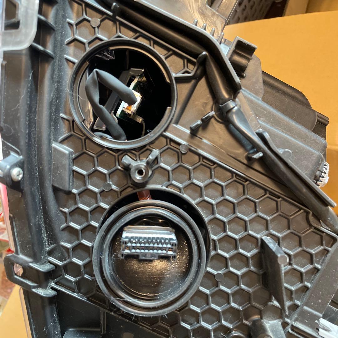 Fahad Khan 様50系プリウスヘッドランプ右　美品