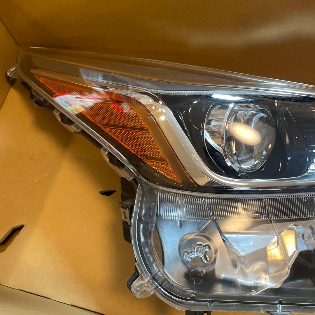 Fahad Khan 様50系プリウスヘッドランプ右　美品