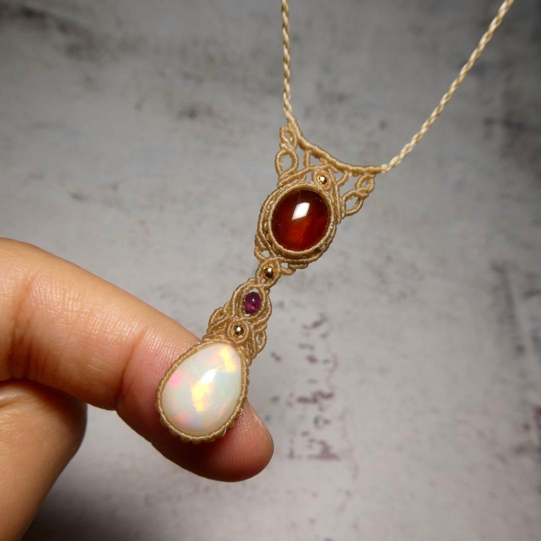 ガーネットとオパールのマクラメネックレス