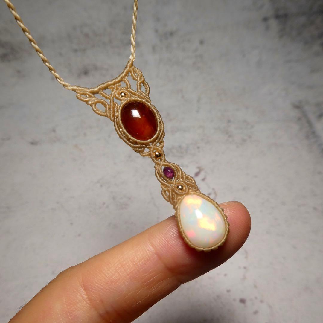 ガーネットとオパールのマクラメネックレス