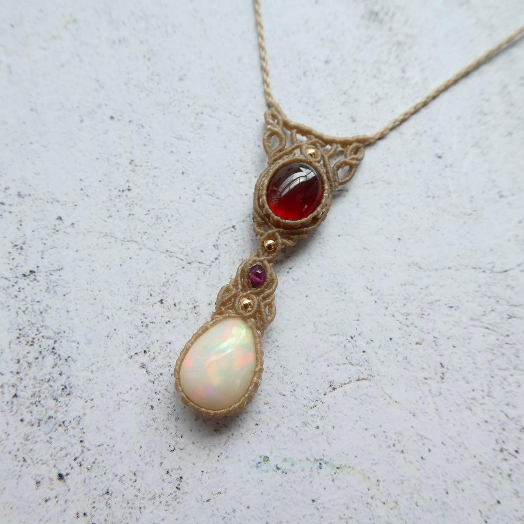 ガーネットとオパールのマクラメネックレス