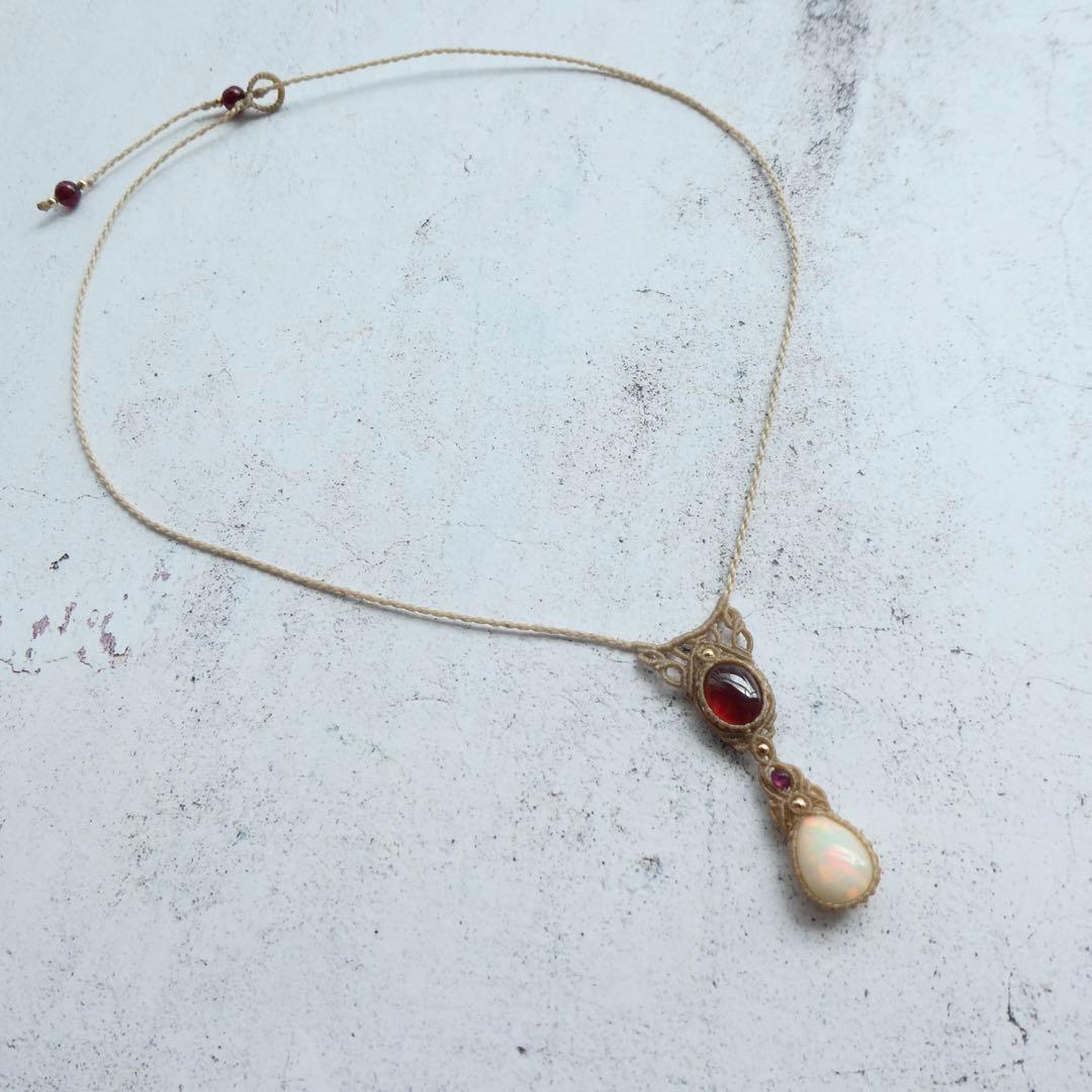 ガーネットとオパールのマクラメネックレス
