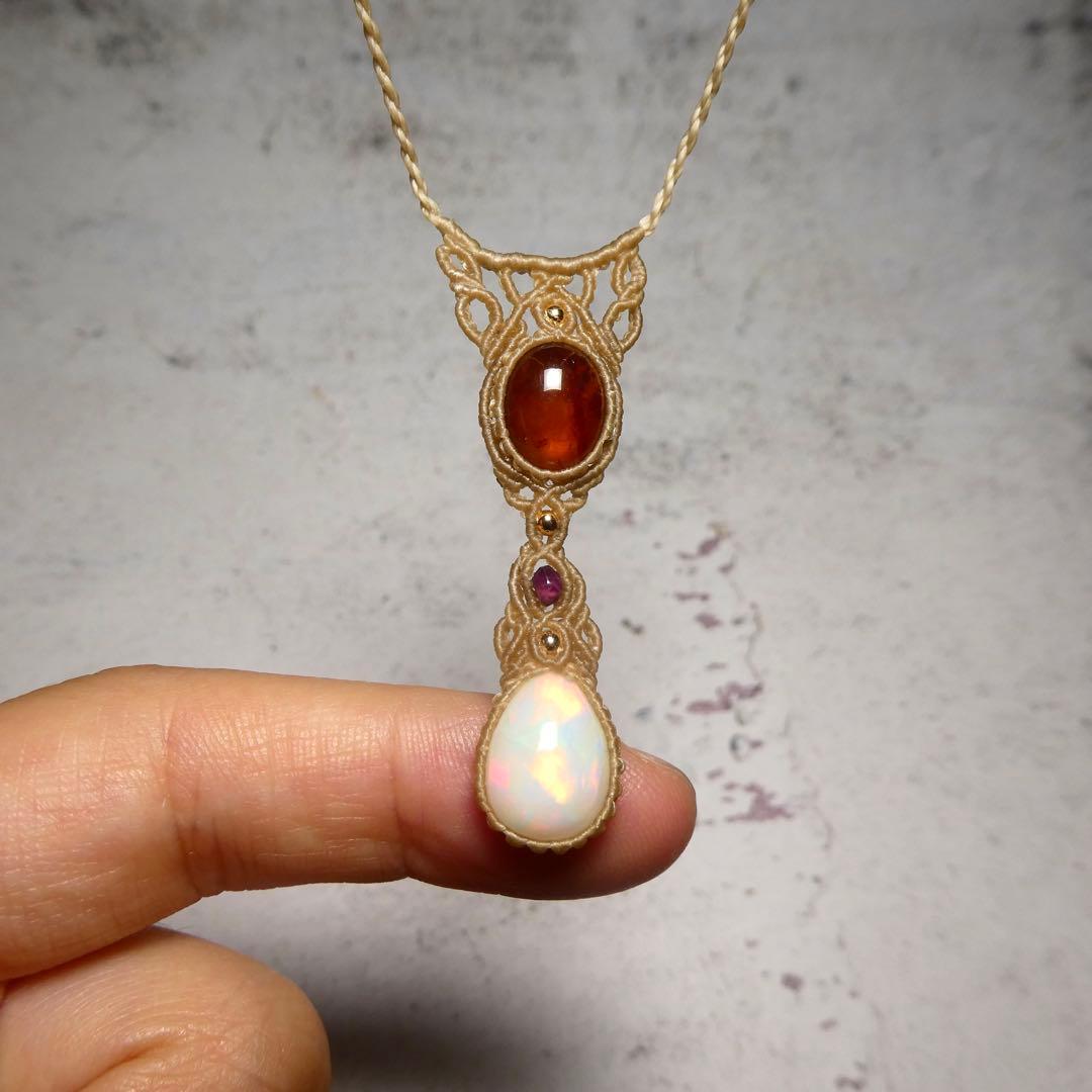 ガーネットとオパールのマクラメネックレス