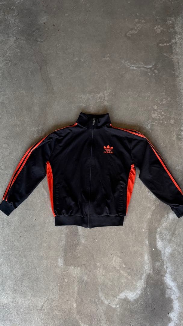 【希少XL】アディダス デサント製 トラックジャケット 黒 オレンジ バックロゴ