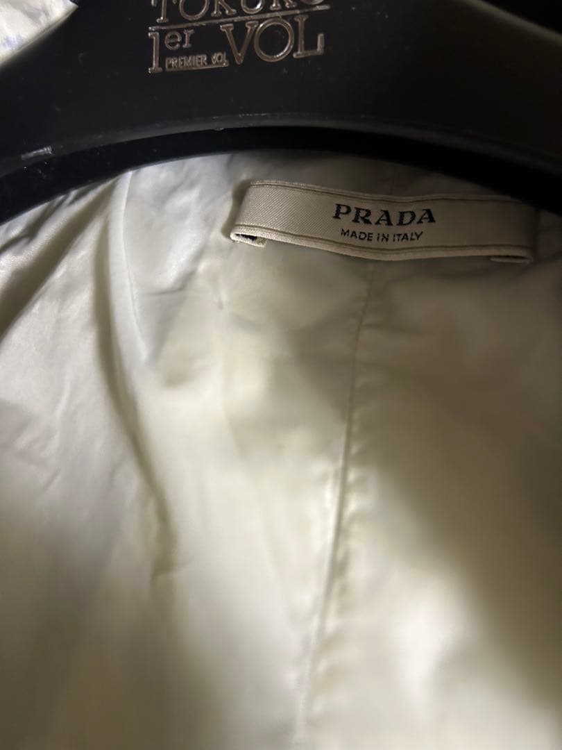 お買い得　PRADA フード付きブラックジャケット　中古