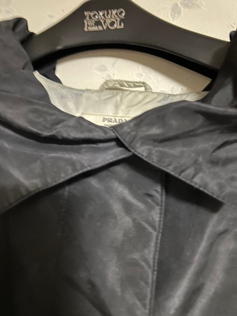お買い得　PRADA フード付きブラックジャケット　中古