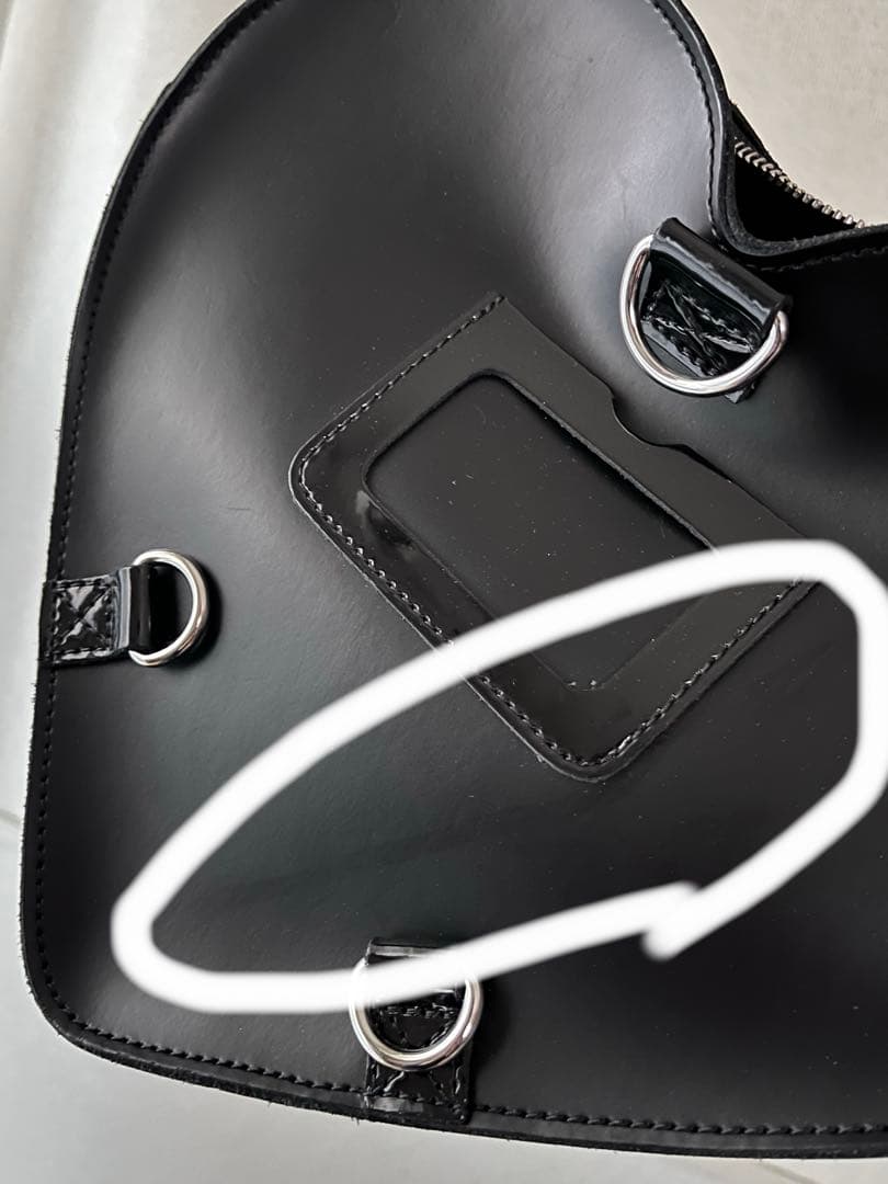 Dr. Martens ハート型ショルダーバッグ ブラック