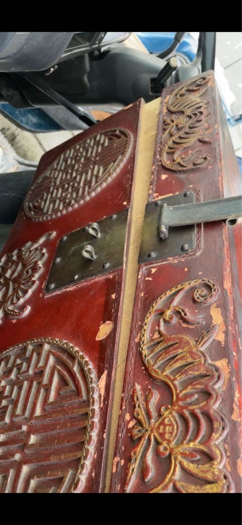 d*u様 木の彫り模様の赤い大きな収納ボックス