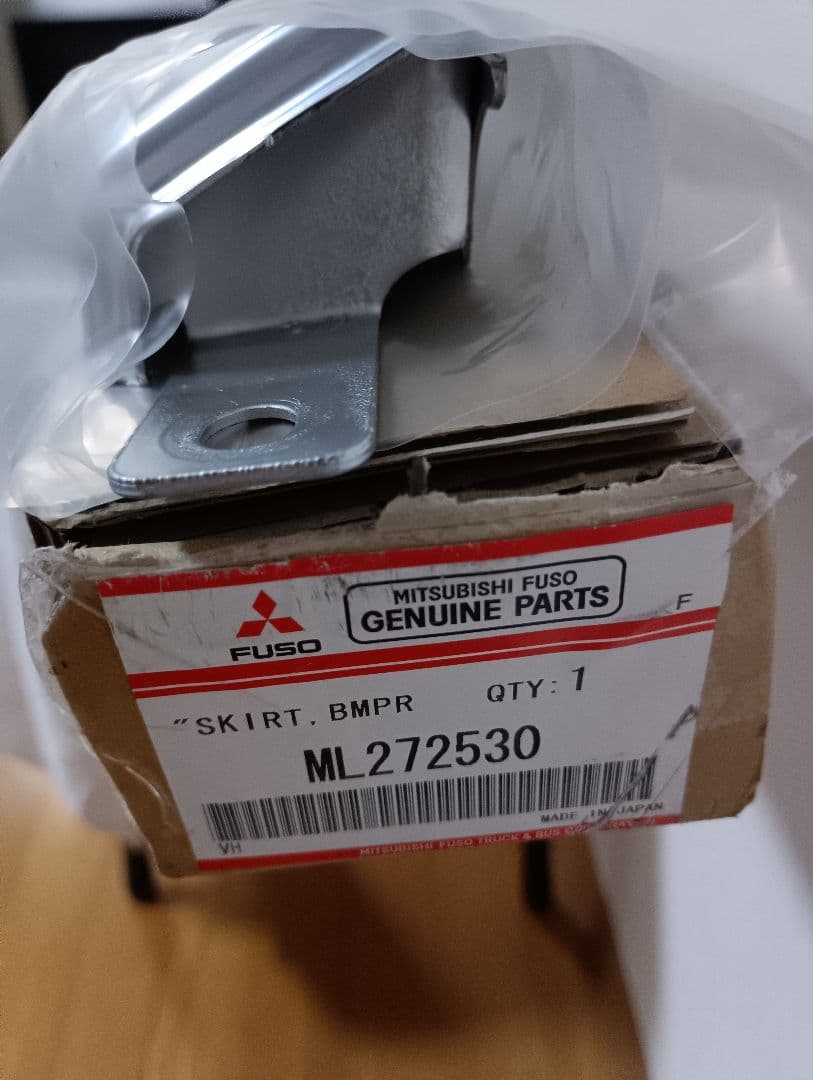 三菱ふそうスーパーグレート純正メッキバンパーリップ17型（センターのみ)