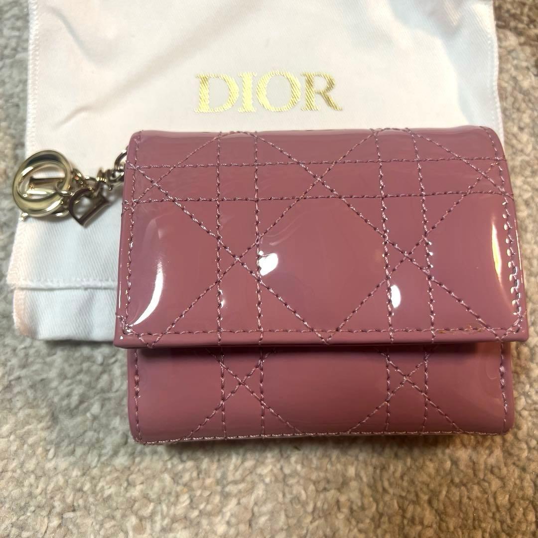 【新品】クリスチャンディオールレディディオール ピンクエナメルロータスウォレット