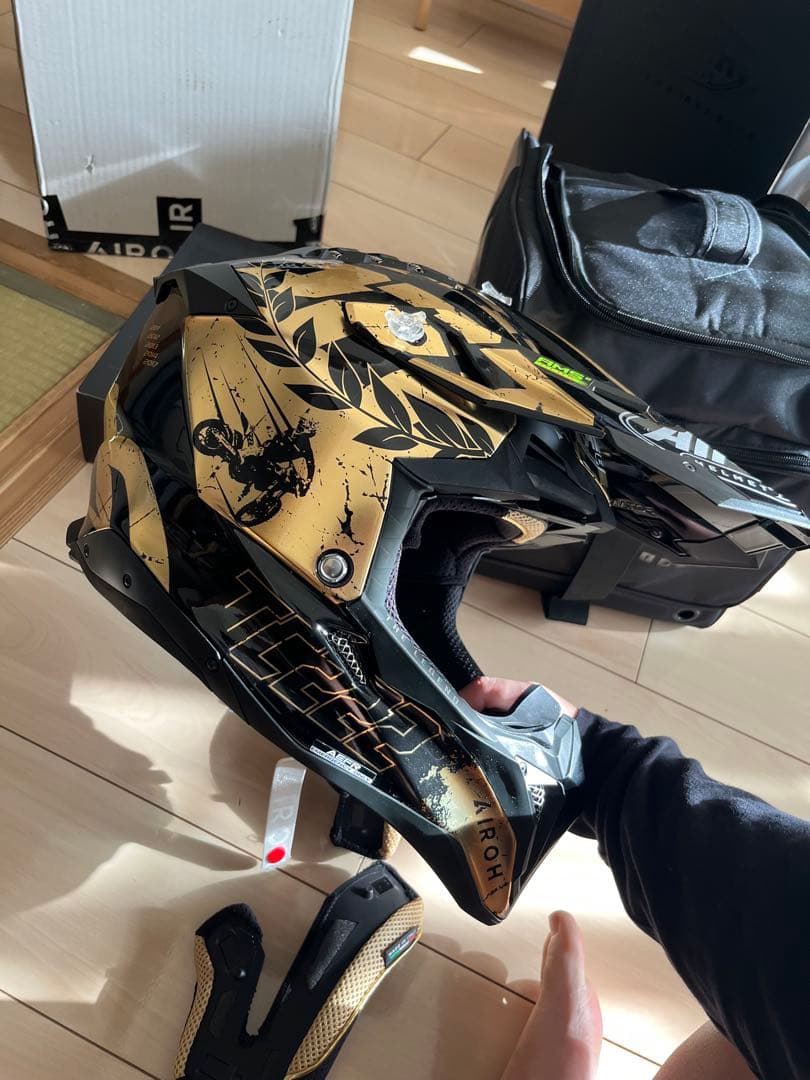 セキュリティ・セーフティ Airoh Aviator 3 TC 222 THE legend