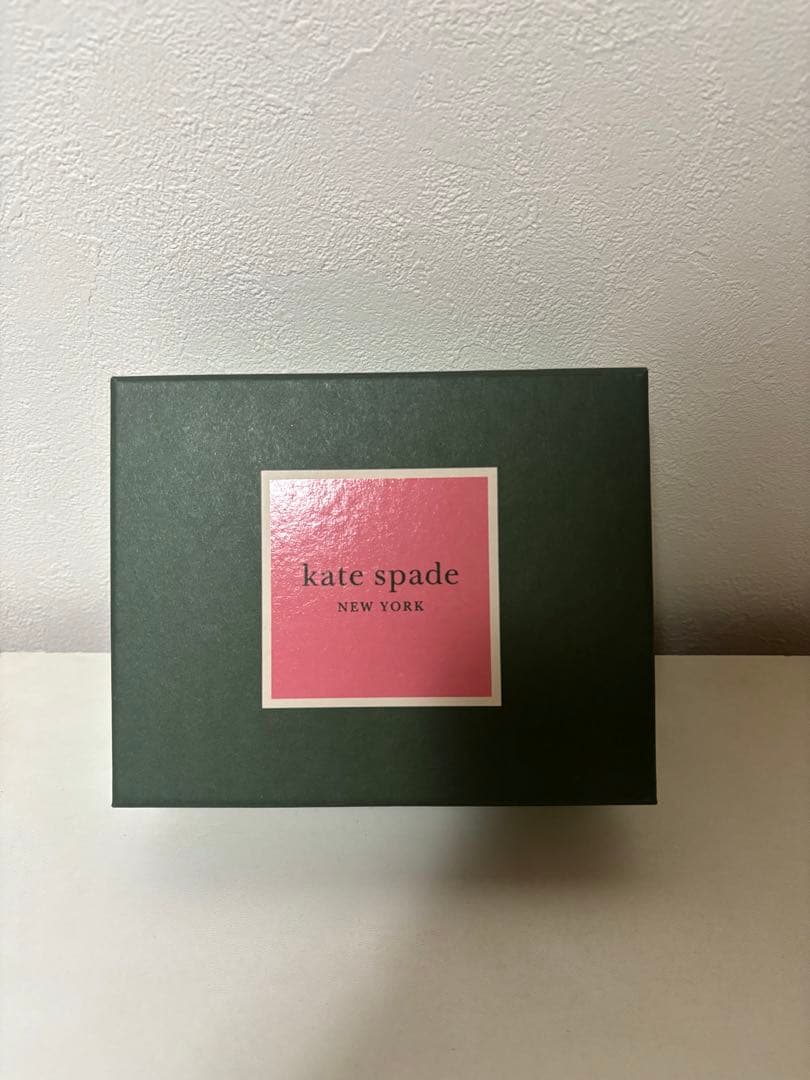 【美品(箱付き)】kate spade(ケイトスペード)二つ折り財布