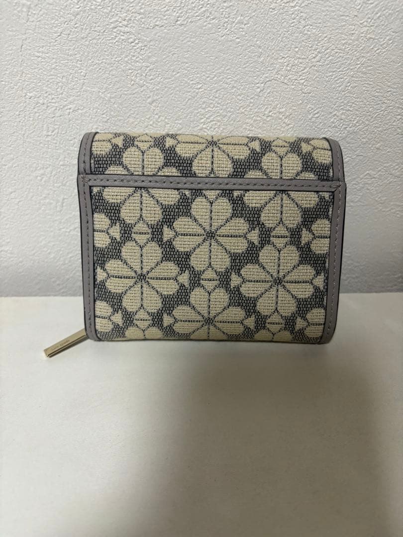 【美品(箱付き)】kate spade(ケイトスペード)二つ折り財布