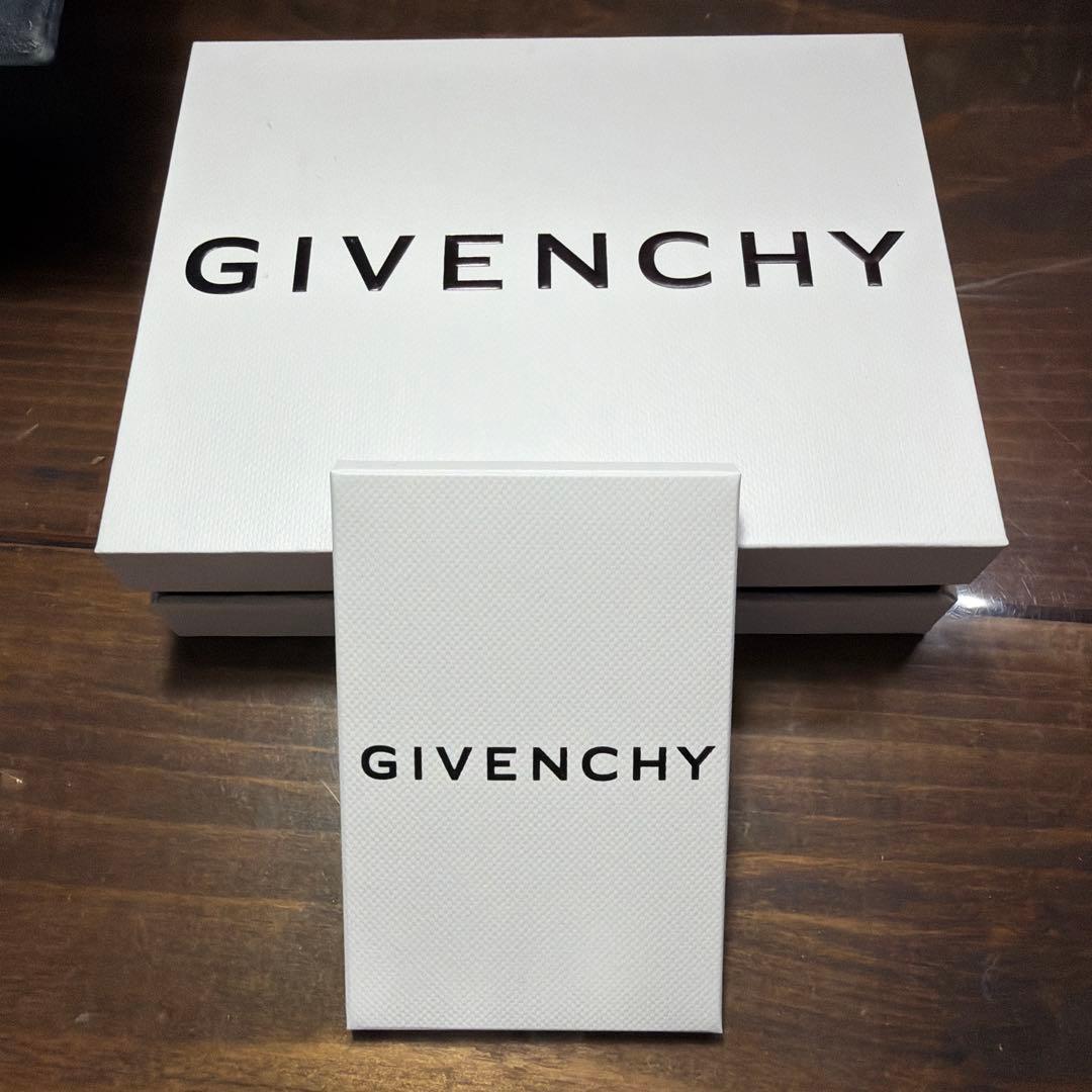 美品‼️GIVENCHY シルバー ケース