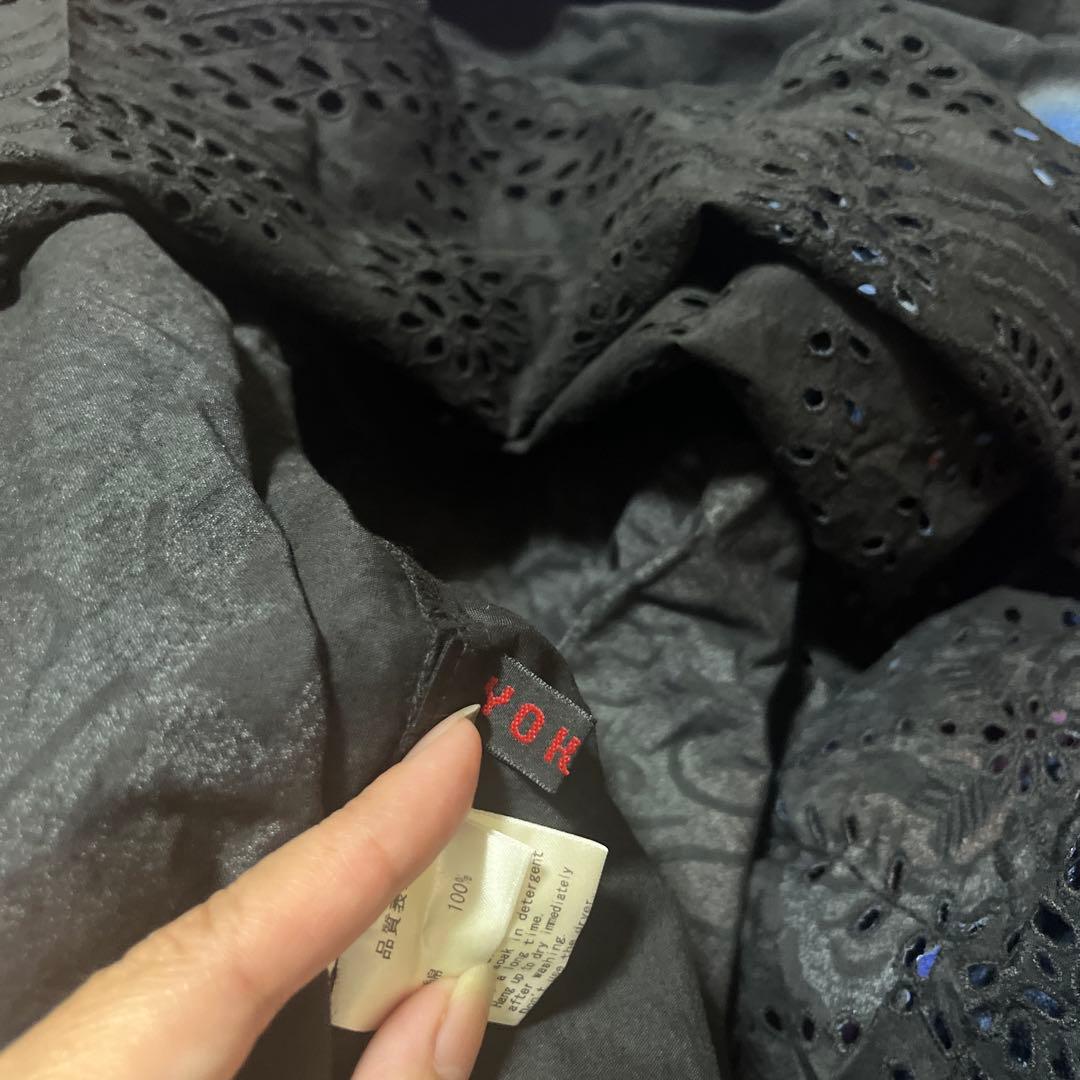 YOKANG 黒と青の花柄刺繍ノースリーブワンピース