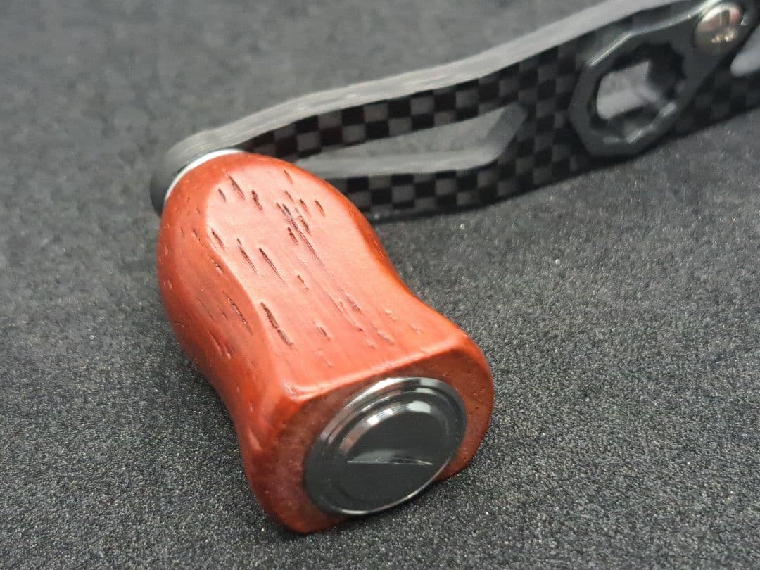 カーボンハンドルノブセット　ダイワ/シマノ対応　全長95mm軸間85mm