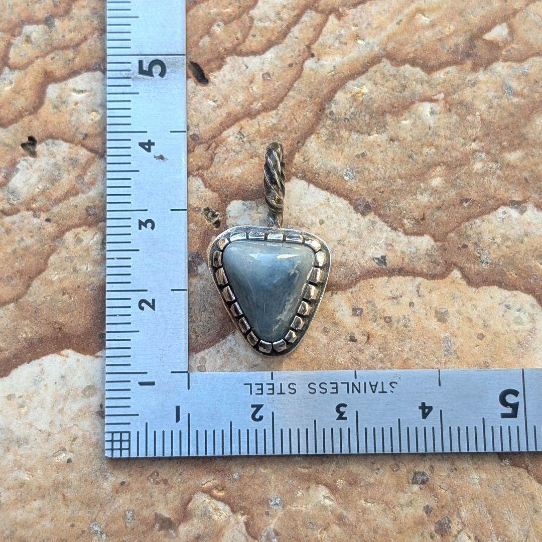 ハンドメイドの入りコン沢トップ　　ペンダントトップ　　糸魚川翡翠