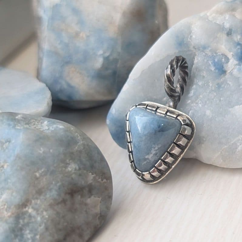 ハンドメイドの入りコン沢トップ　　ペンダントトップ　　糸魚川翡翠