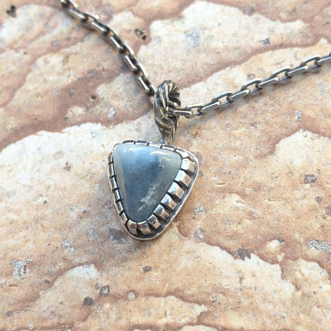 ハンドメイドの入りコン沢トップ　　ペンダントトップ　　糸魚川翡翠