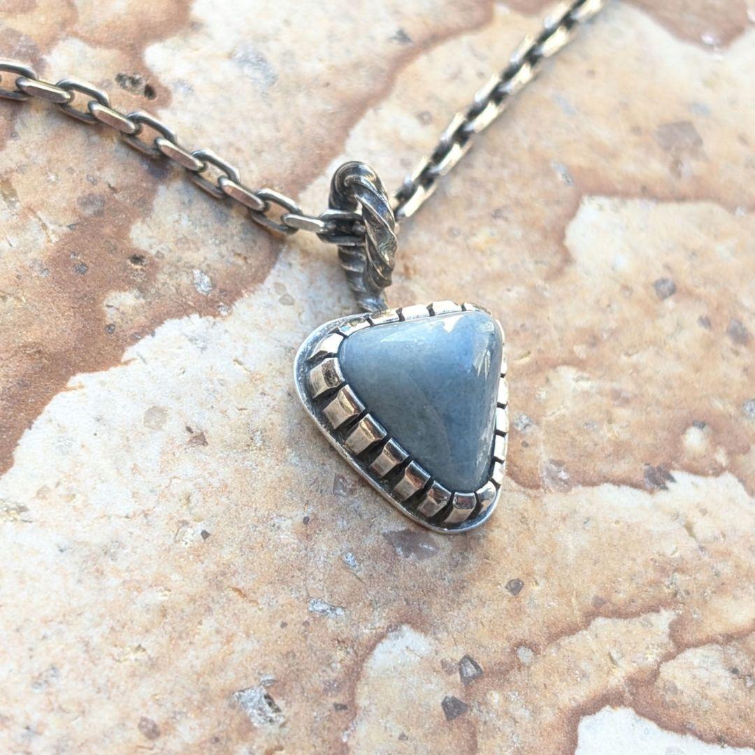 ハンドメイドの入りコン沢トップ　　ペンダントトップ　　糸魚川翡翠