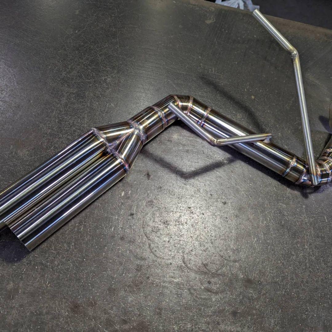 GR86ZN8！オリジナルストレートマフラー！デュアル左出しマフラー